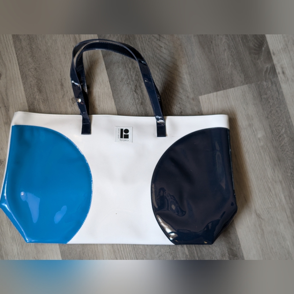 ESTEE LAUDER LISA PERRY WHITE BLUE SLEEK FAUX LEATHER TOTE BAG